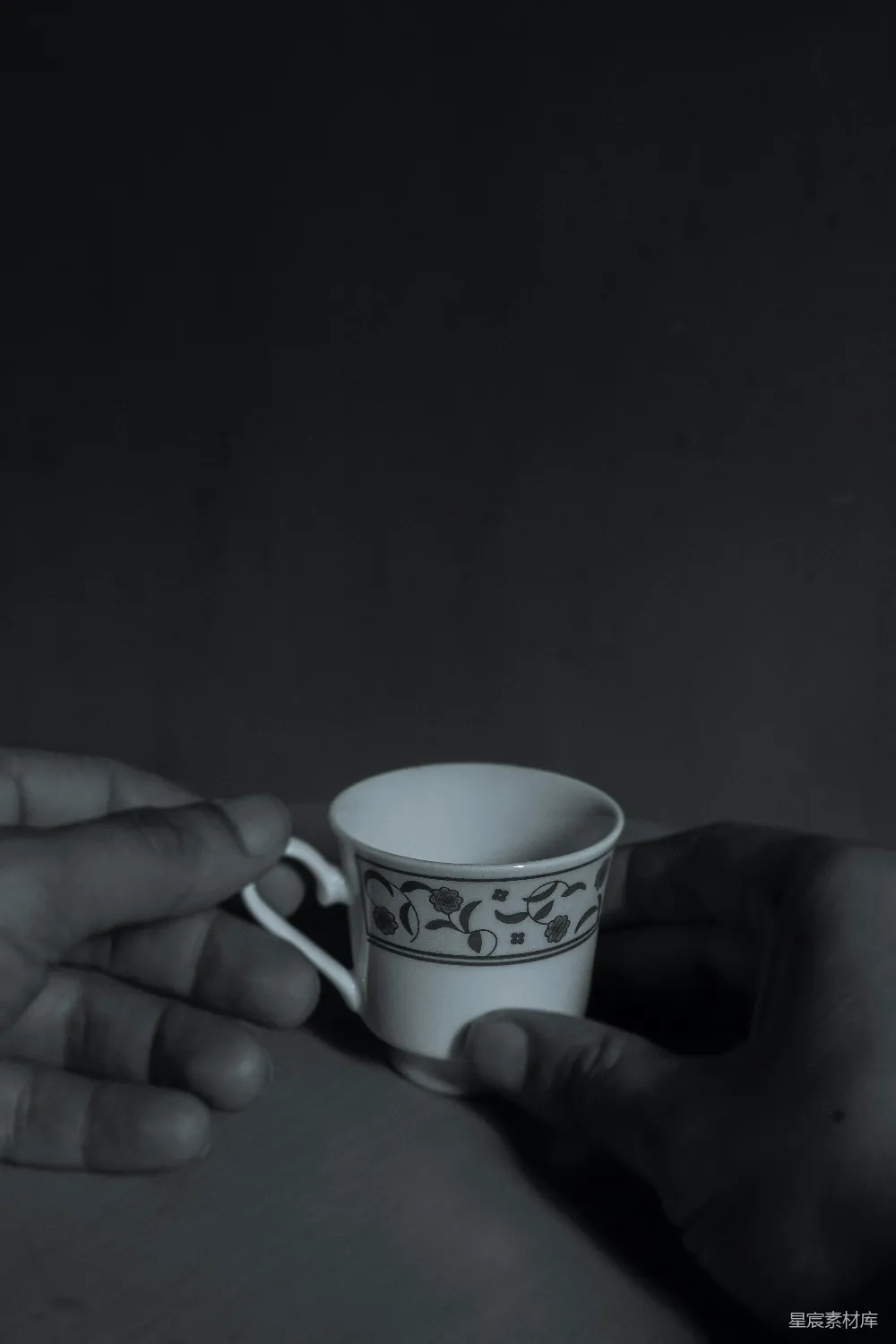 高清摄影 咖啡杯 手部特写 静谧 优雅 日常 手捧咖啡杯的静谧时光
