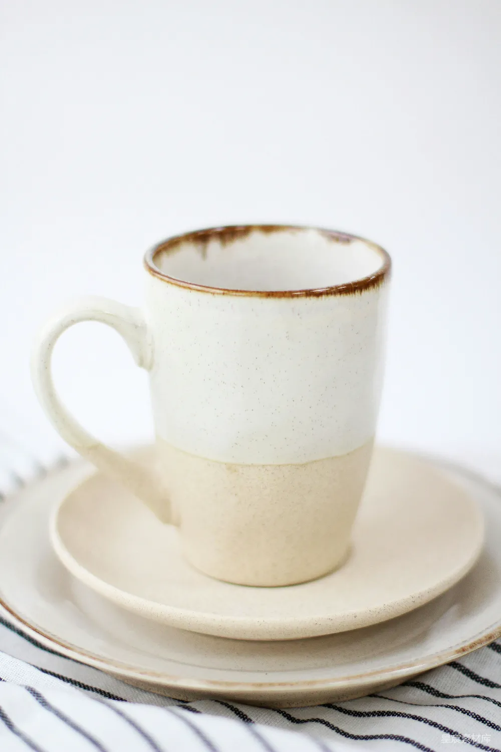 高清摄影 陶瓷 简约 茶具 日常用品 茶杯 简约陶瓷杯与碟子