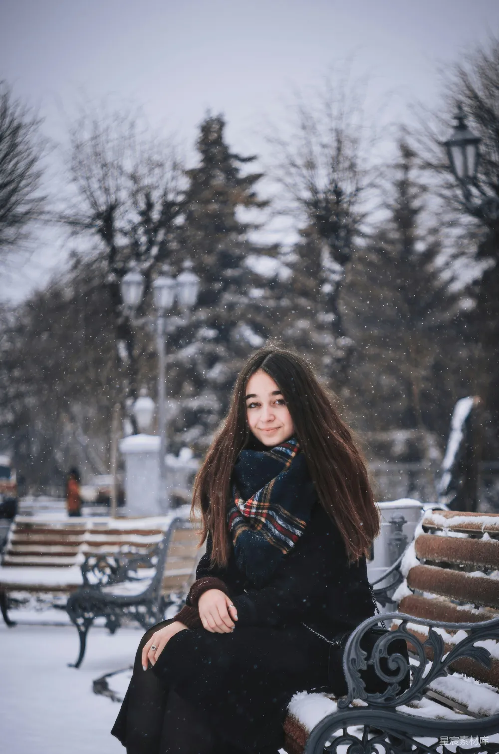 高清摄影 冬天 雪景 人物 休闲 户外 冬日雪景中的女孩
