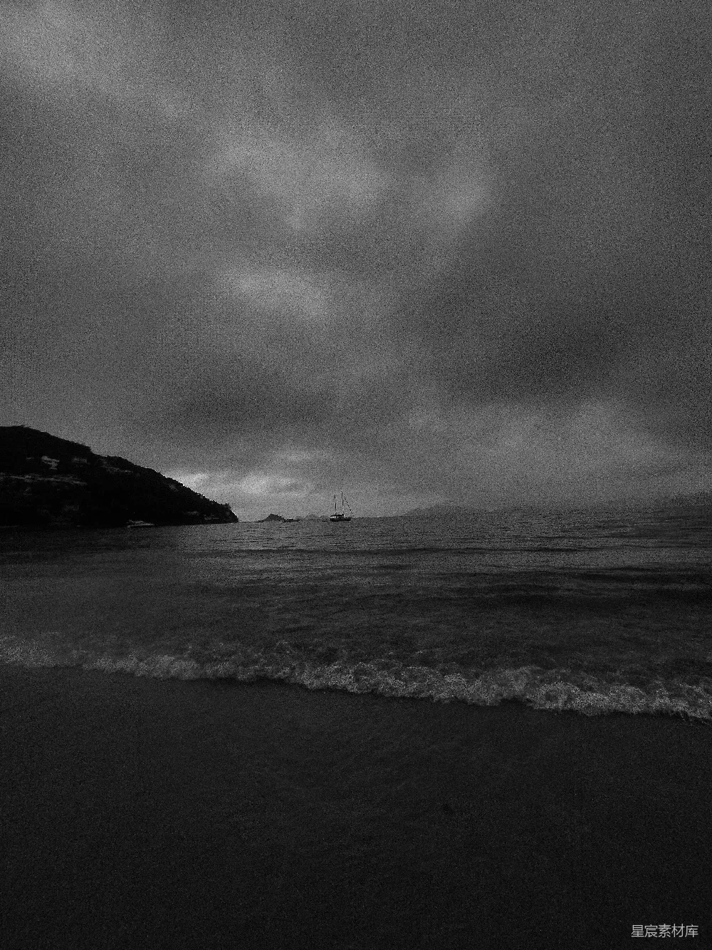 高清摄影 海滩 黑白 阴天 宁静 自然 阴云密布的海岸