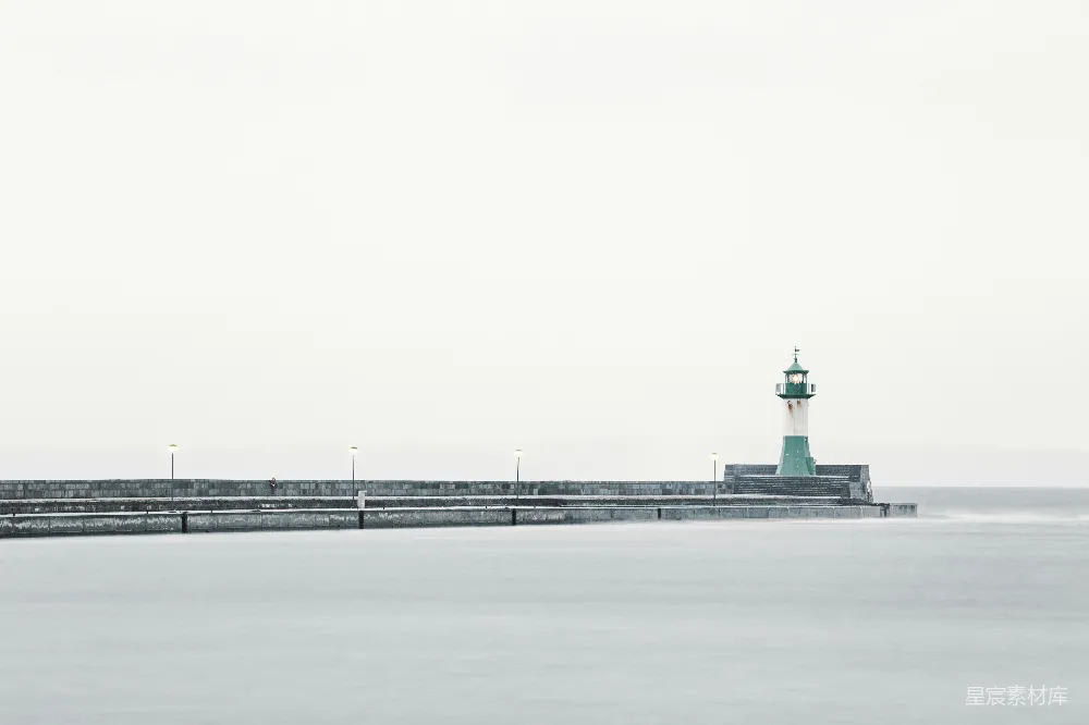 高清摄影 灯塔 雾 海岸 宁静 风景 雾中的灯塔