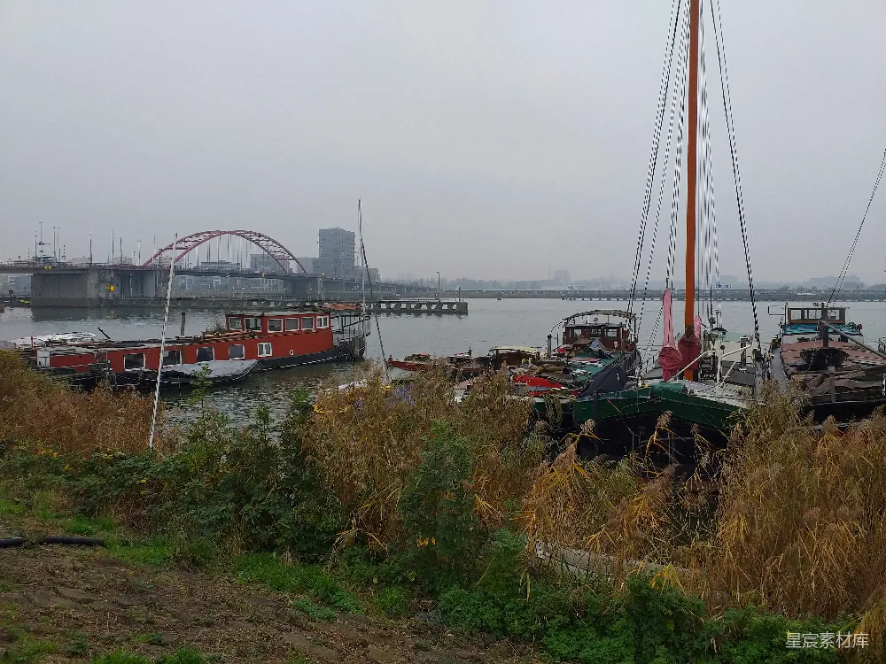 高清摄影 城市风光 河流 船只 桥梁 自然 河边停泊的船只与桥梁