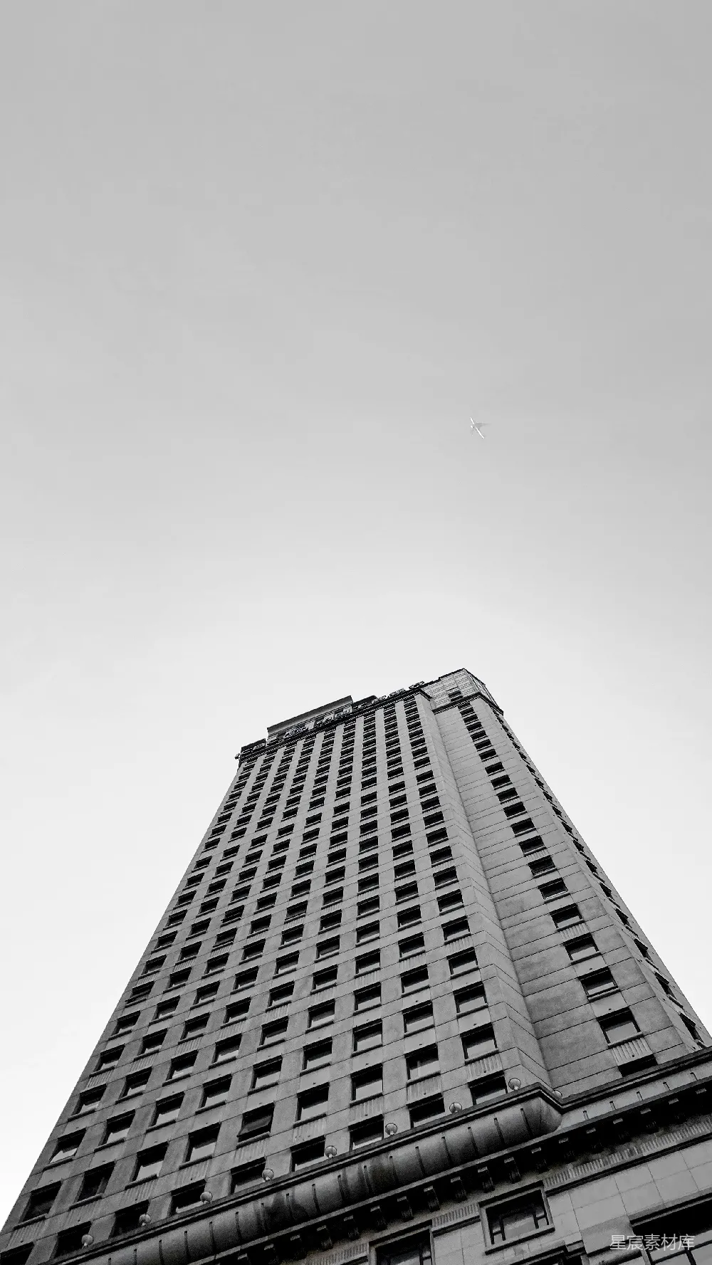 高清摄影 摩天大楼 黑白色调 城市景观 建筑摄影 都市风情 摩天大楼与空中飞机