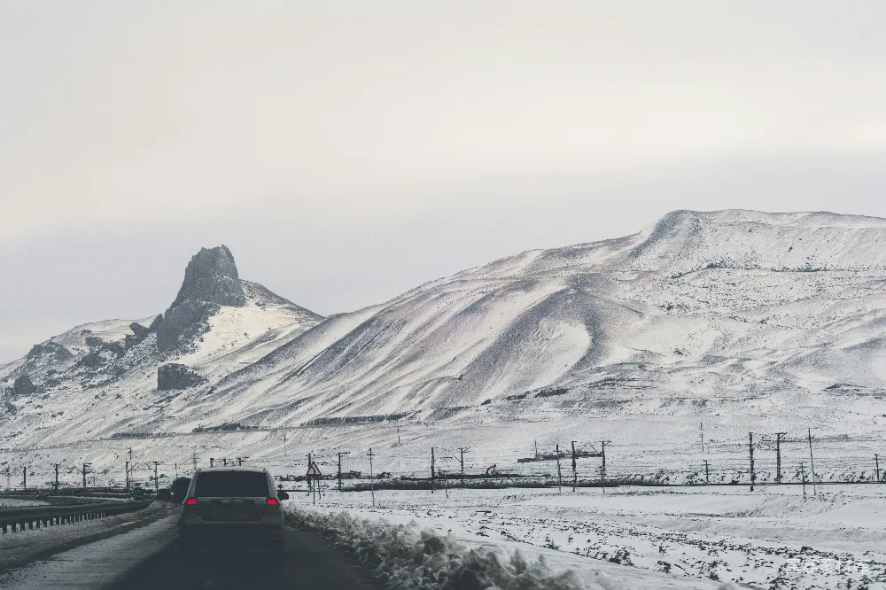 高清摄影 雪山 雪景 公路 自然风光 冬季 雪后山景下的孤独旅程