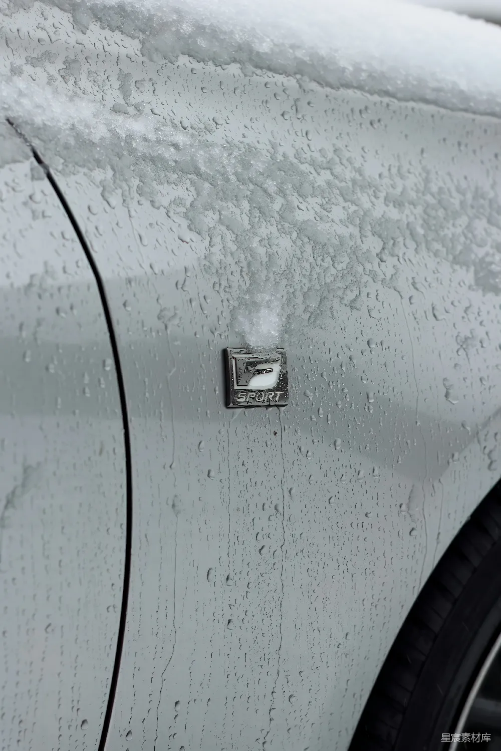 高清摄影 汽车 冬季 雪 水滴 细节 冬日车门上的雪与水滴