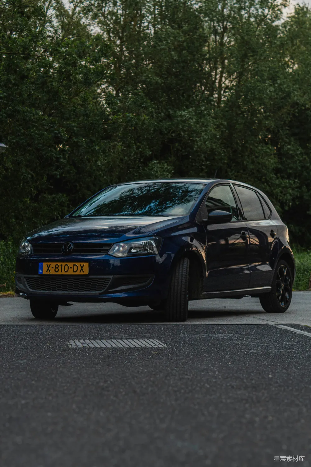 高清摄影 汽车 深蓝色 户外 自然 城市 深蓝Volkswagen Polo停在林间小道