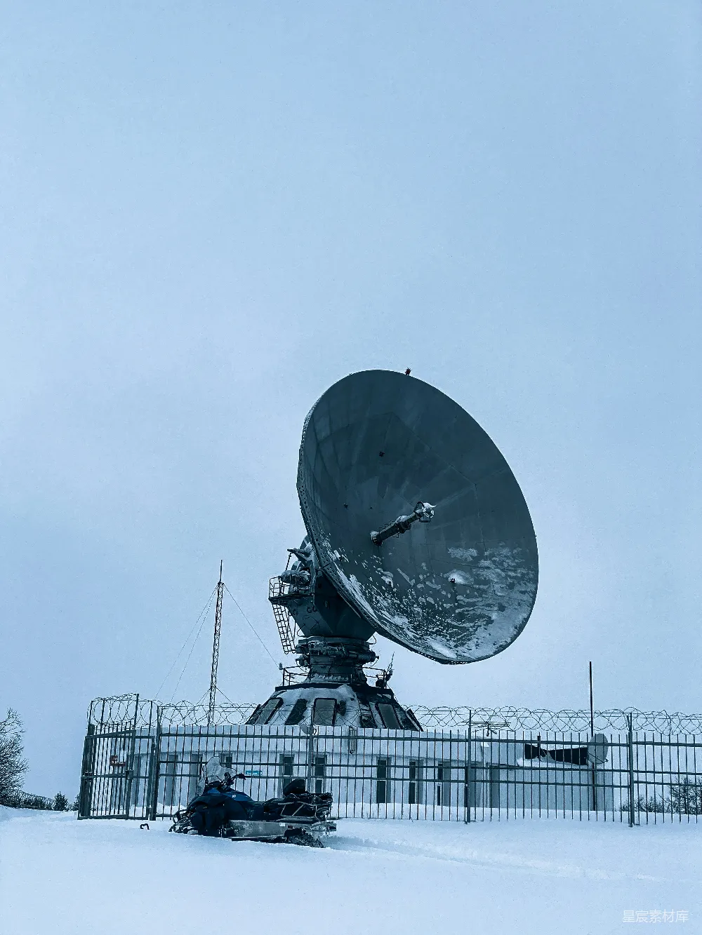 高清摄影 卫星天线 雪地 科技 冬季 通信 雪地中的卫星天线
