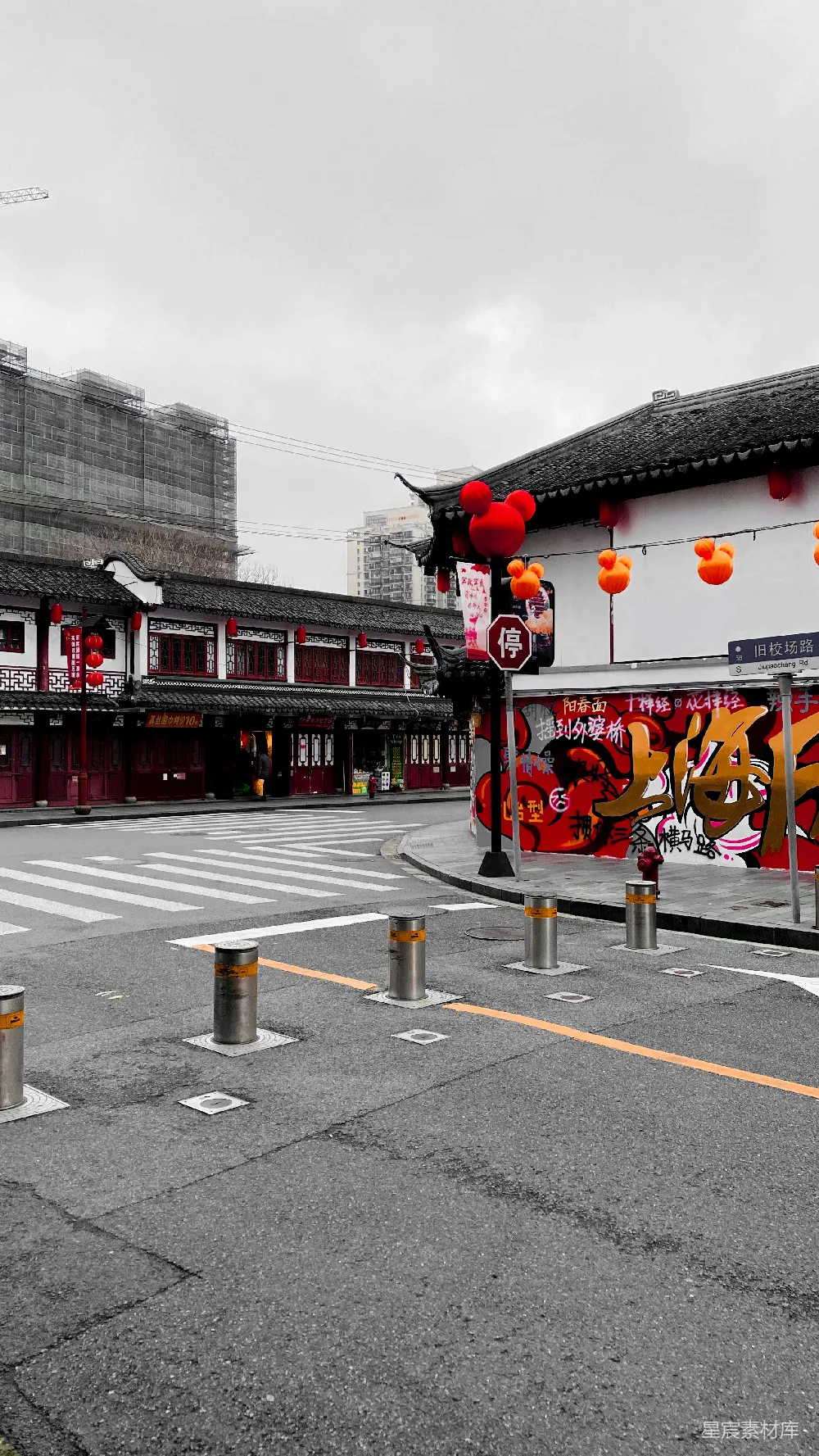 高清摄影 上海 街景 传统建筑 现代都市 红色灯笼 上海街景：传统与现代的交融