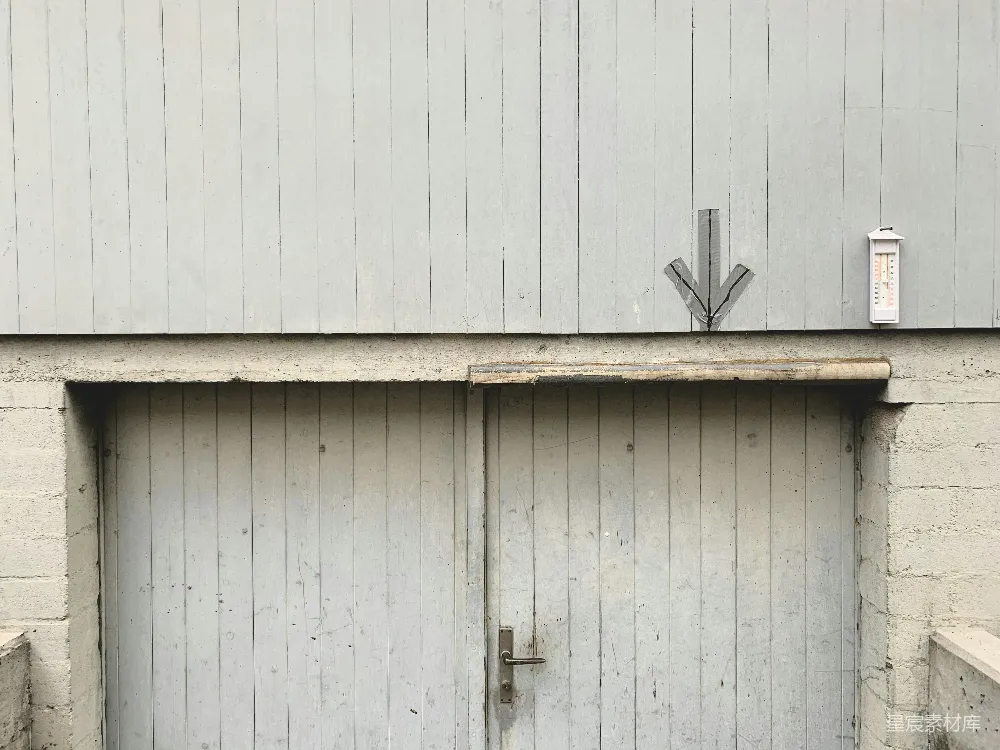 高清摄影 建筑 门 箭头 温度计 城市 简易门上的箭头与温度计