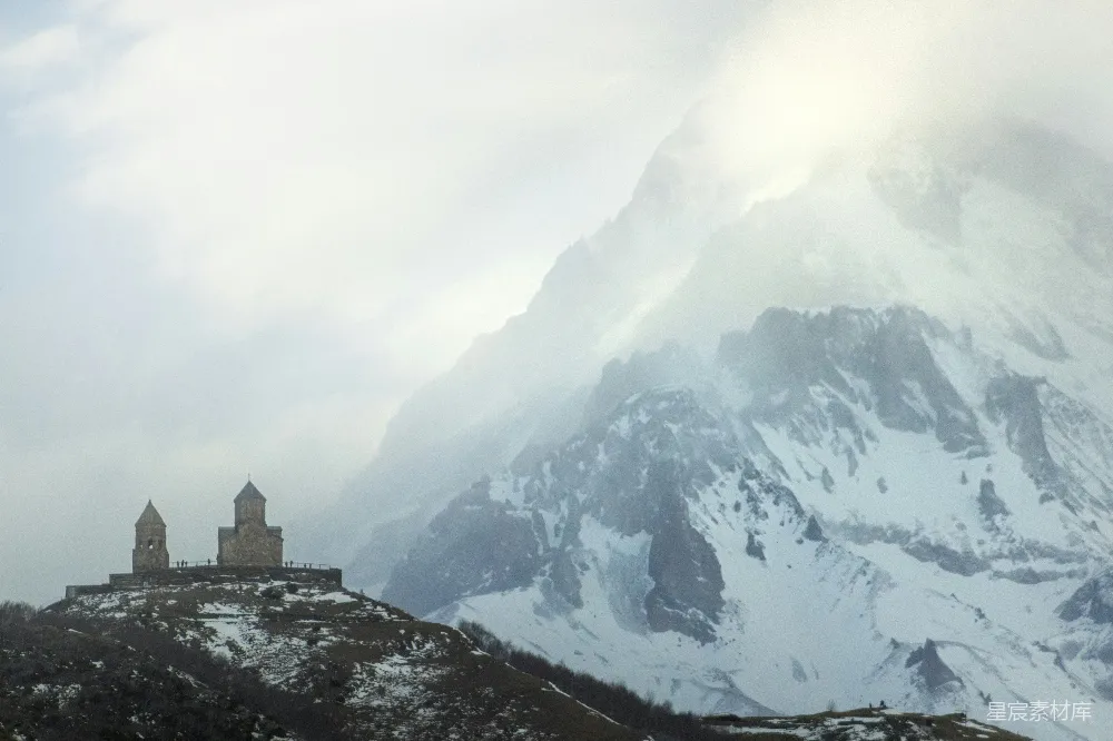 高清摄影 山景 教堂 自然 宗教 旅行 雾中圣山上的教堂