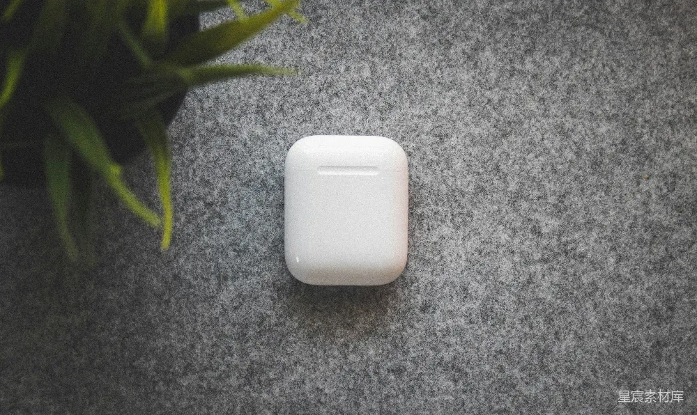 高清摄影 无线耳机 简约风格 科技产品 桌面装饰 便携 简约白色无线耳机盒