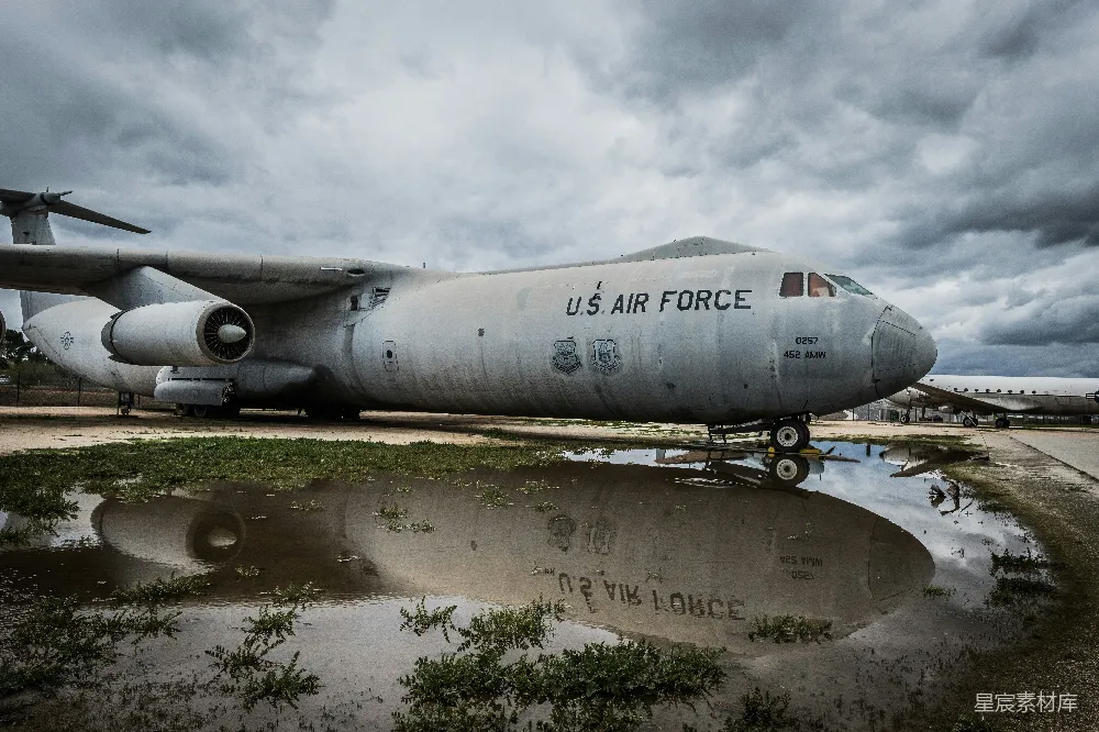 高清摄影 美国空军 退役飞机 军用运输机 工业风 历史场景 美国空军退役运输机