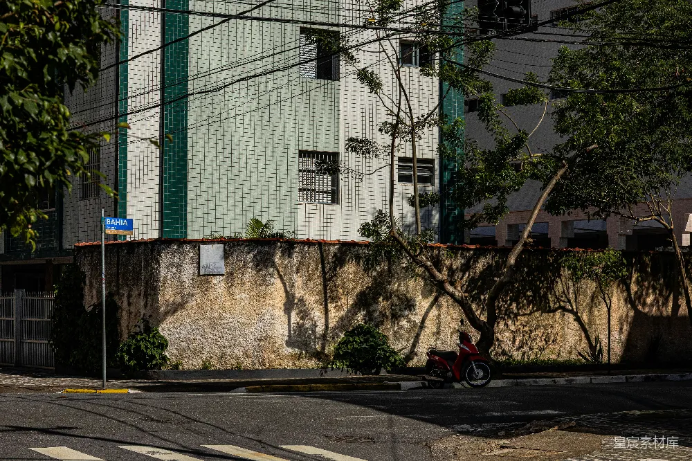 高清摄影 城市 街道 光影 建筑 摩托车 城市角落的静谧一隅