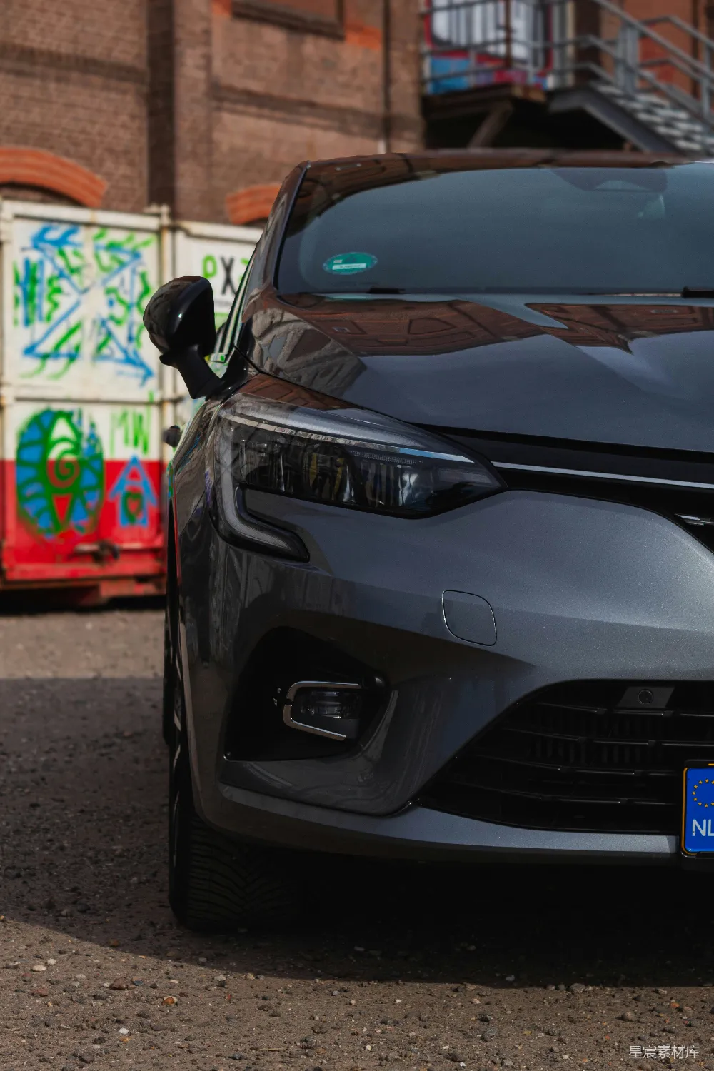 高清摄影 汽车 现代风格 城市 工业背景 户外 都市工业风中的现代SUV