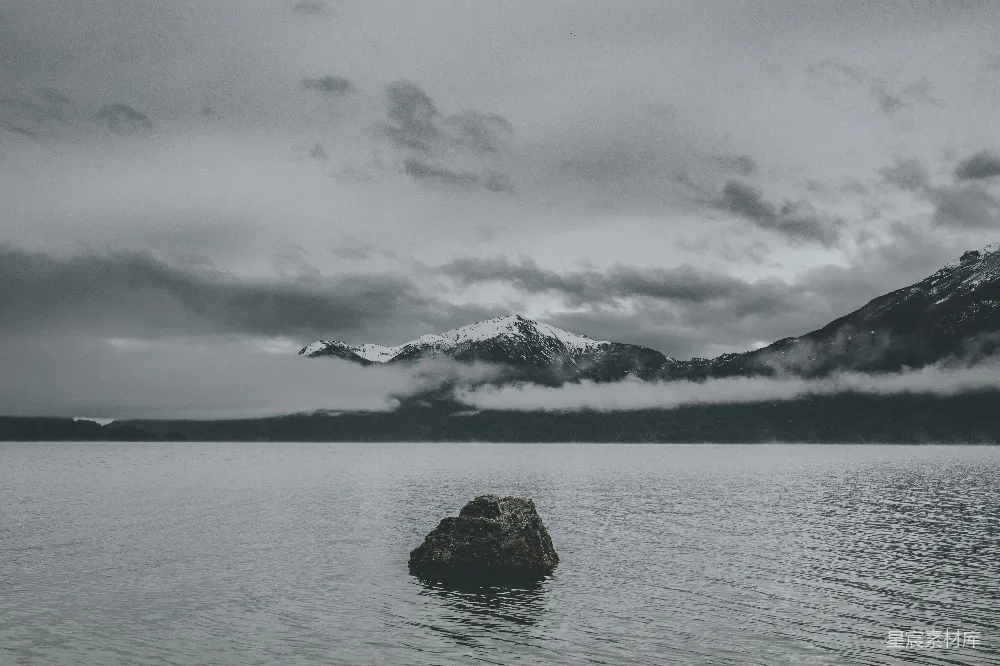 高清摄影 湖景 自然风光 云雾缭绕 宁静 山川 静谧的湖畔