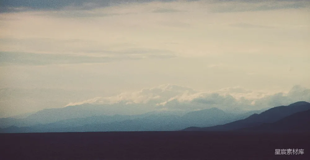 高清摄影 风景 自然 宁静 山景 天空 云海与山的宁静时刻