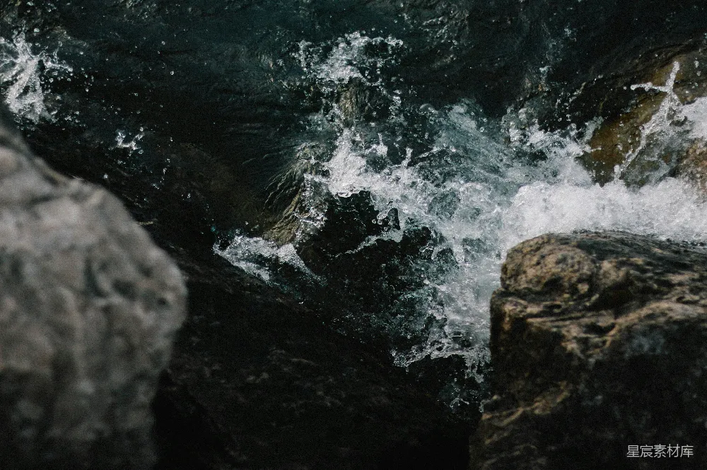 高清摄影 自然 溪流 水流 动态 户外 溪流中的水花