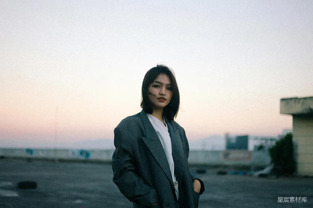 高清摄影 都市生活 女性形象 晚霞 时尚 独立 都市晚霞下的独立女性