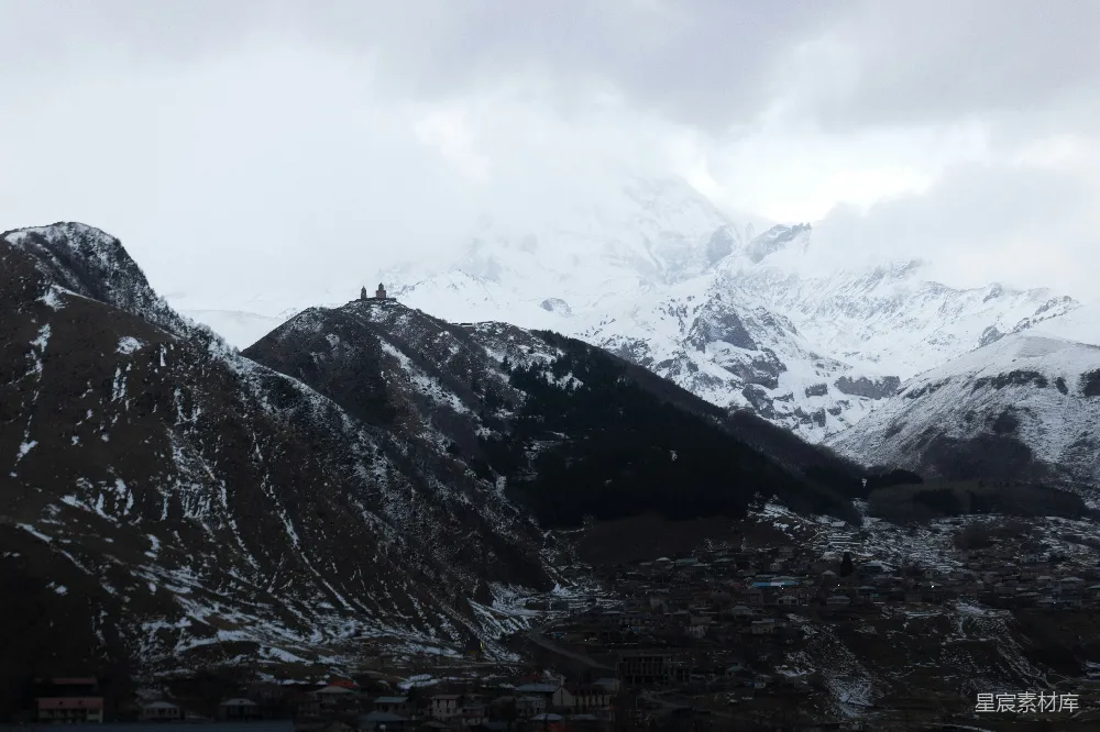 高清摄影 雪山 村庄 自然风光 宁静 风景 雪山下的村庄