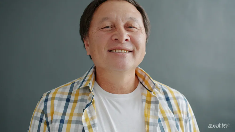 高清摄影 中年男子 阳光微笑 日常肖像 生活气息 自然风格 阳光微笑的中年男子