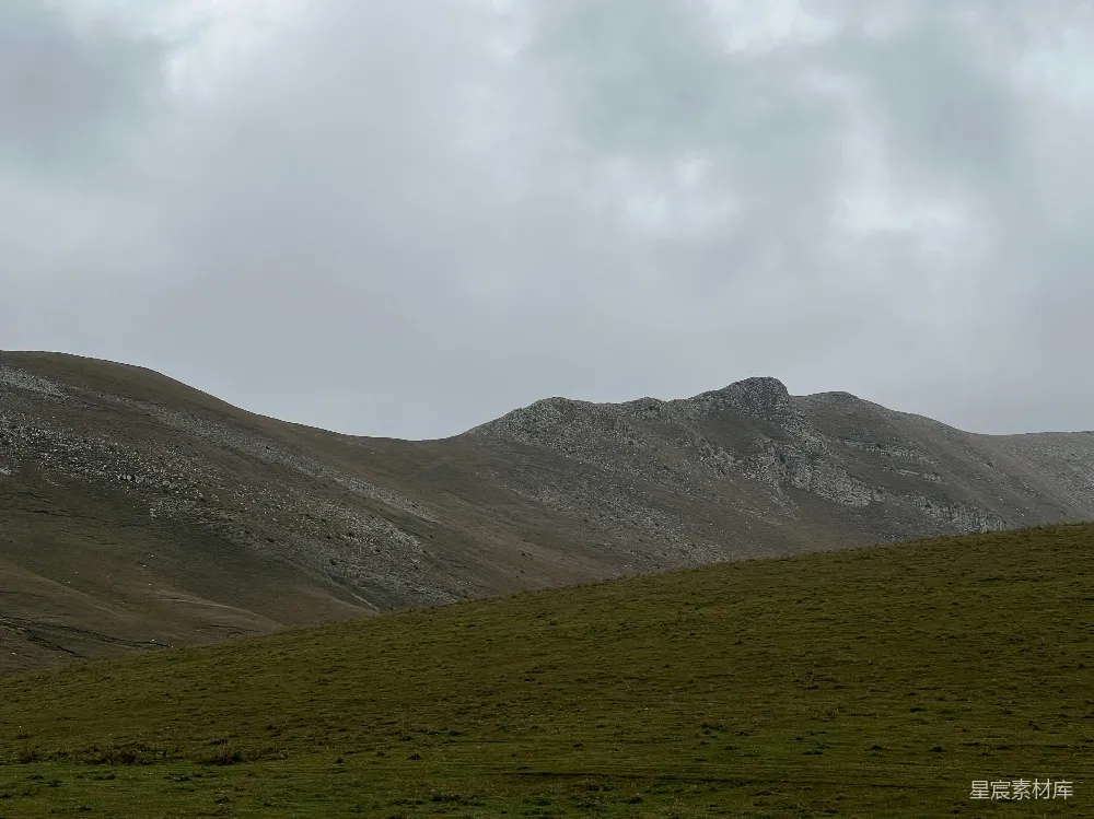 高清摄影 山丘 阴天 自然风光 户外 风景 阴云密布的山丘
