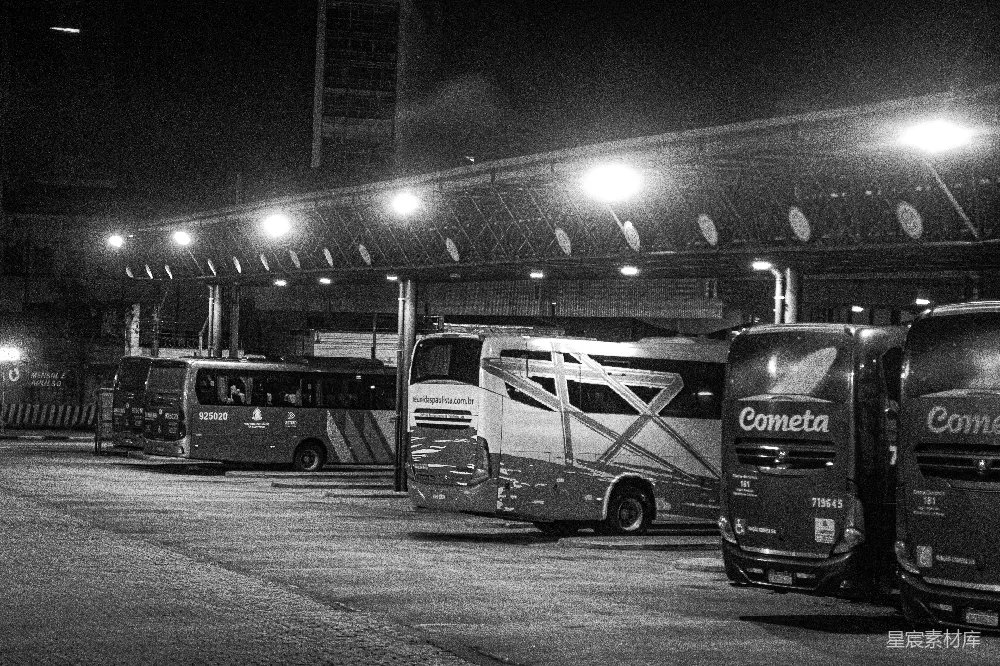 高清摄影 夜景 公交车 黑白摄影 城市生活 交通工具 夜幕下的公交车站