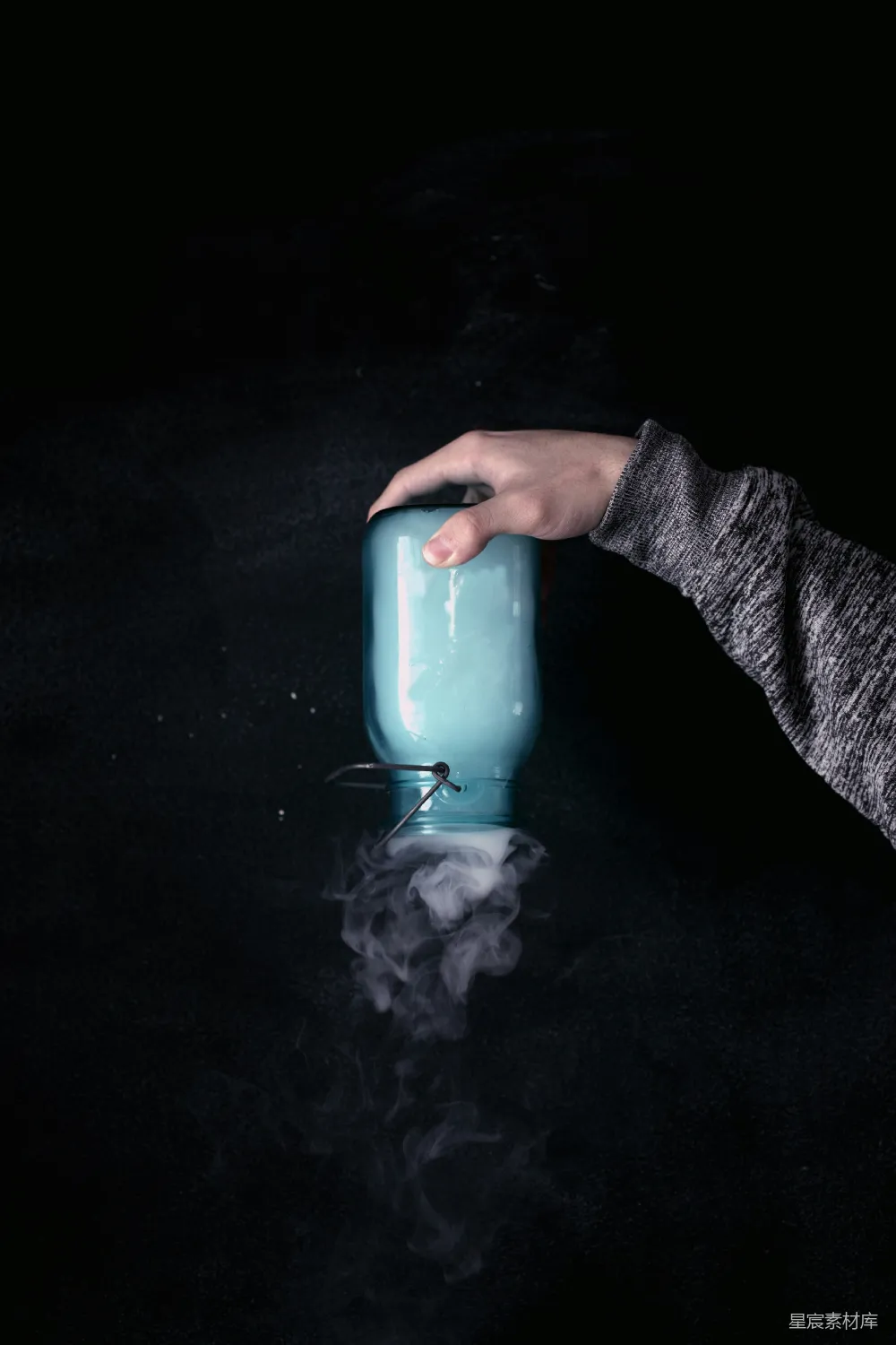高清摄影 烟雾 蓝色 手拿 黑暗背景 神秘 神秘烟雾的蓝色罐子