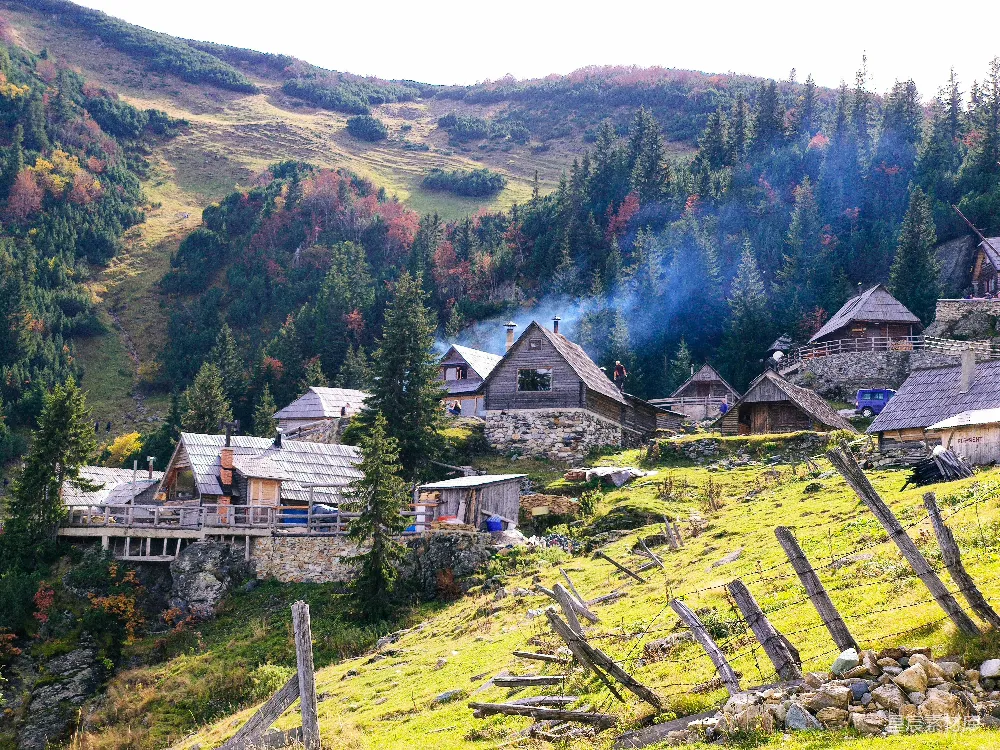 高清摄影 山景 乡村 小屋 宁静 自然 山间小屋的宁静时光
