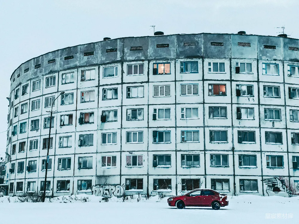高清摄影 冬日 建筑 城市 雪景 复古 冬日里的红色轿车与老建筑