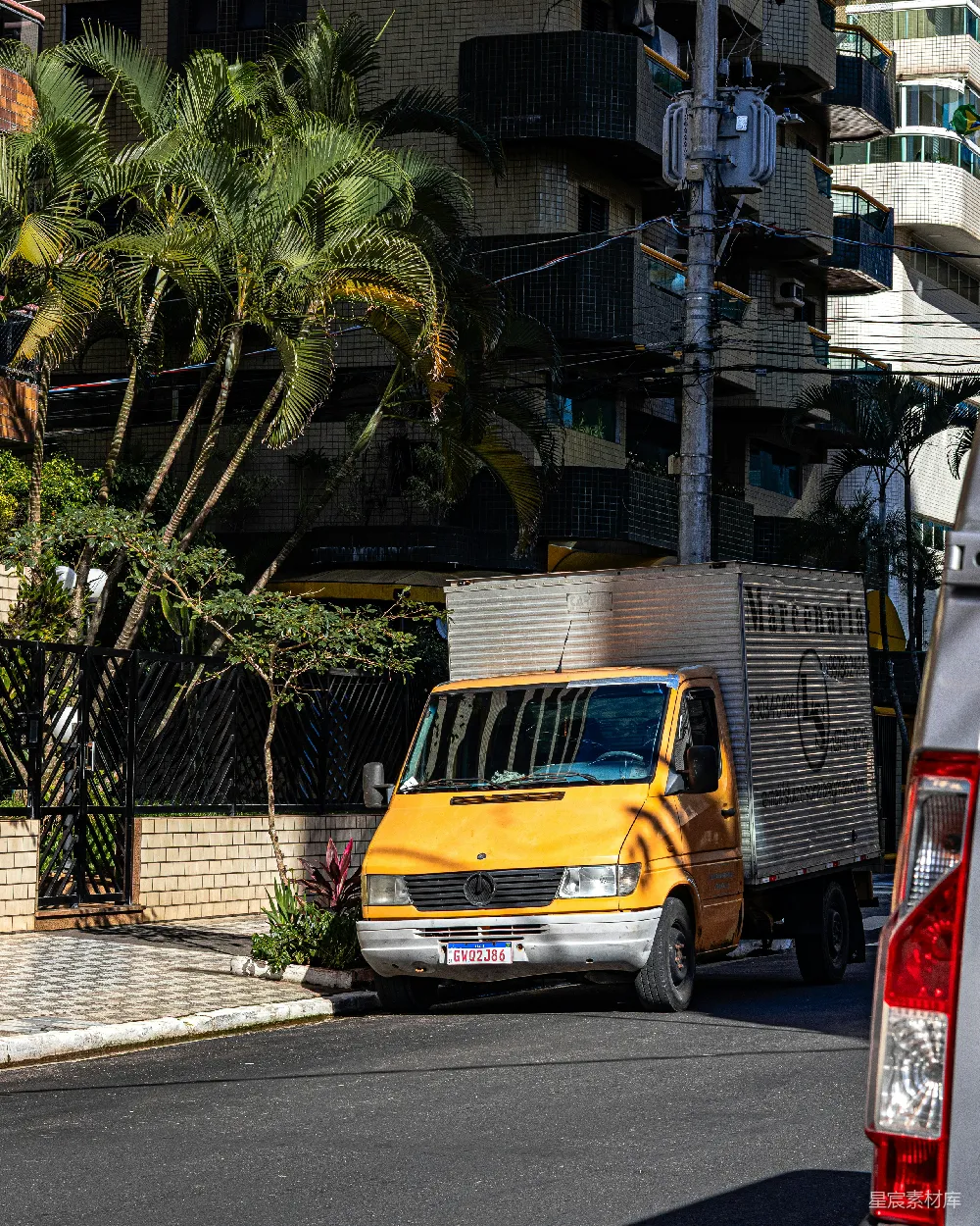 高清摄影 城市 卡车 住宅区 日常场景 运输 城市中的送货卡车