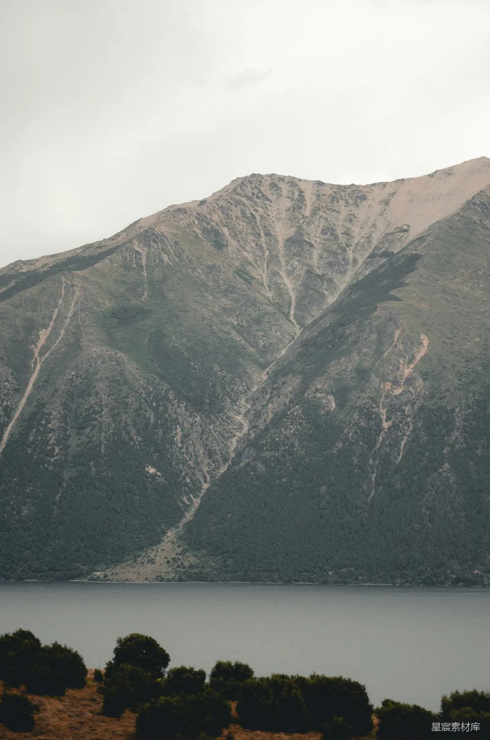高清摄影 自然风光 山脉 湖泊 宁静 户外 湖畔的山脉