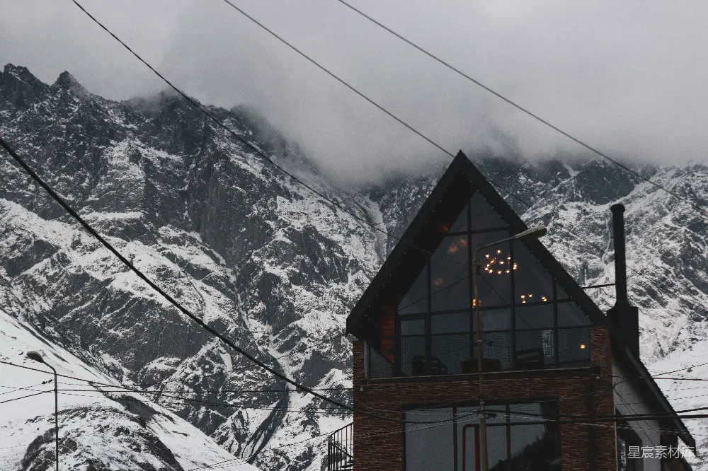 高清摄影 山景 建筑 旅行 自然 静谧 雪山下的小屋