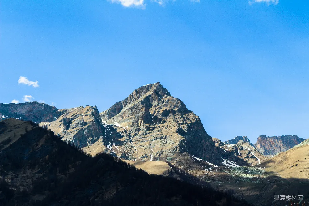 高清摄影 雪山 宁静 自然 户外 风景 雪山下的宁静山谷