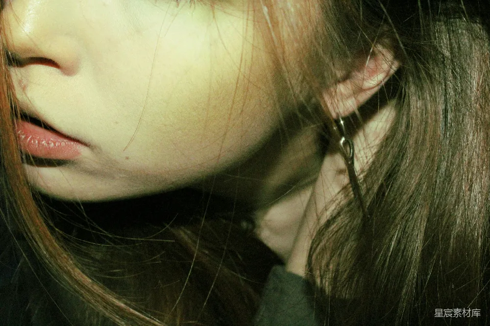 高清摄影 侧脸 光影 特写 女性 柔和 光影交错的侧脸特写
