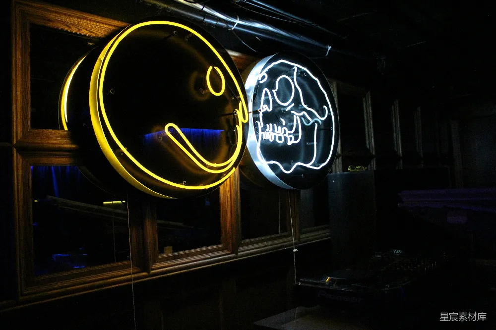 高清摄影 夜店 鬼脸 霓虹灯 鬼魅 娱乐 霓虹灯招牌下的鬼脸
