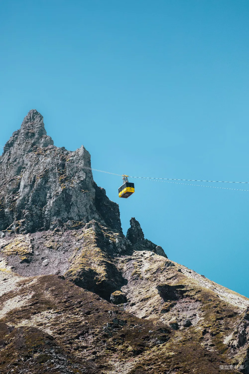 高清摄影 高山 缆车 自然景观 户外活动 风景 缆车穿越高山