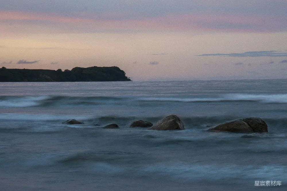 高清摄影 海浪 岩石 晨光 自然景观 宁静 晨曦海浪与岩石