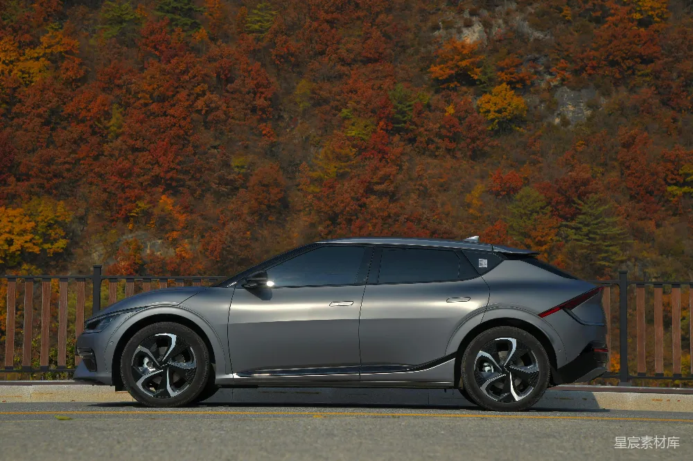 高清摄影 汽车 现代 户外 秋季 风景 秋日山间现代SUV