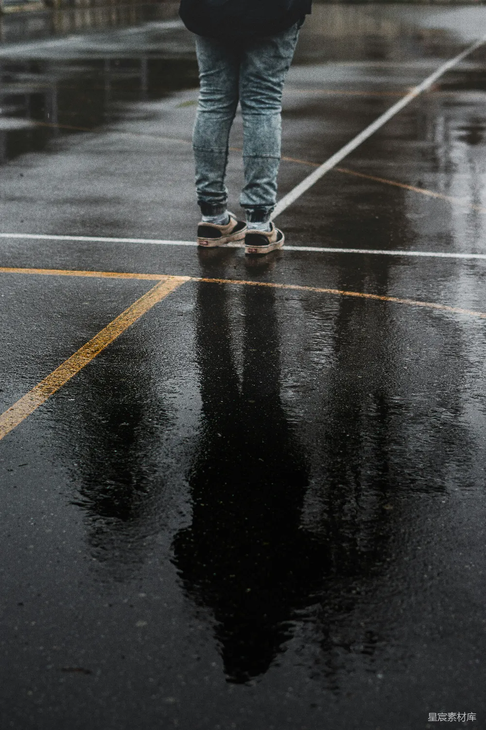 高清摄影 倒影 雨后 街头摄影 城市生活 怀旧 雨后停车场的倒影