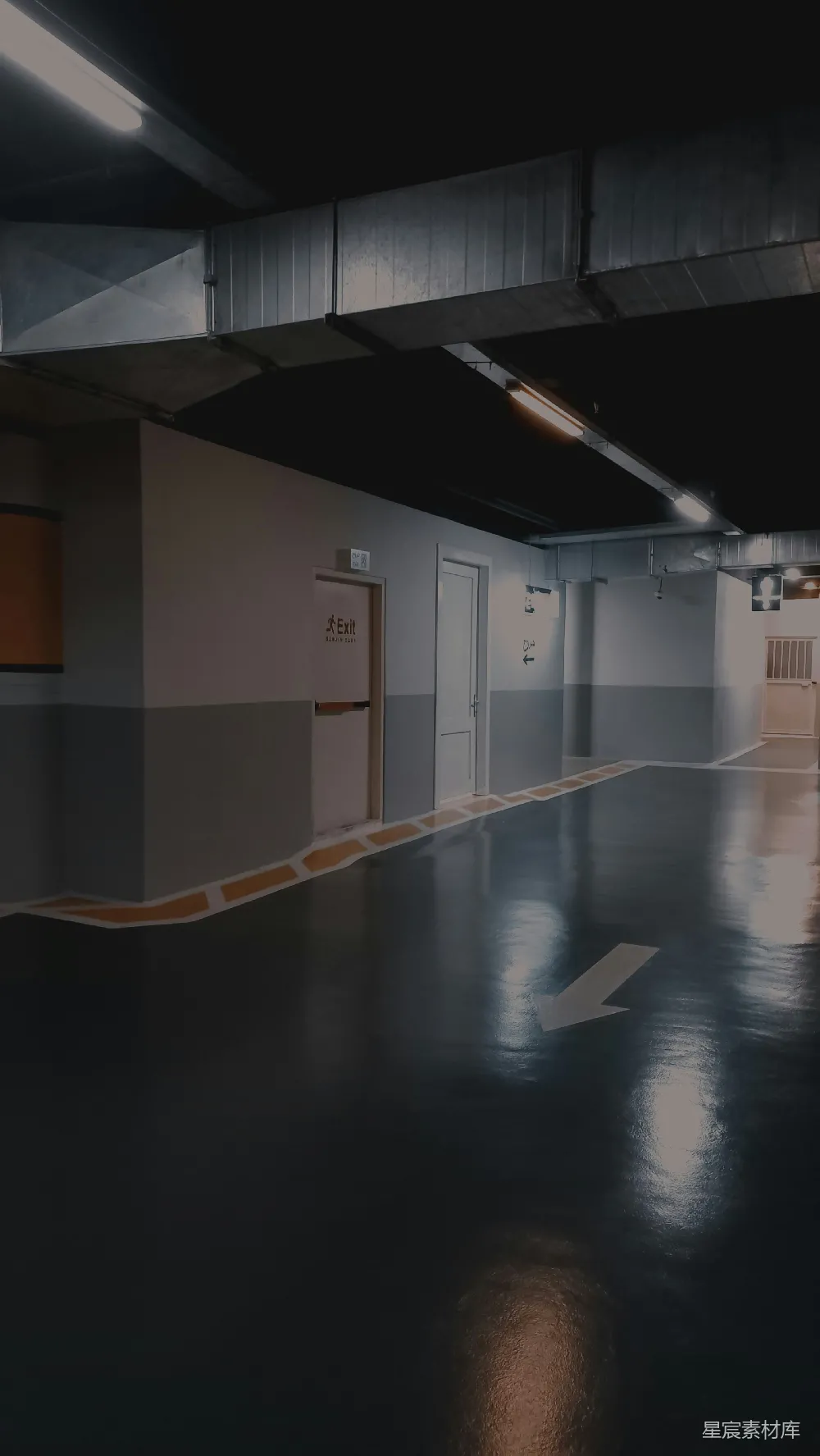 高清摄影 停车场 出口标志 工业风 暗色调 指引 地下停车场的出口标志
