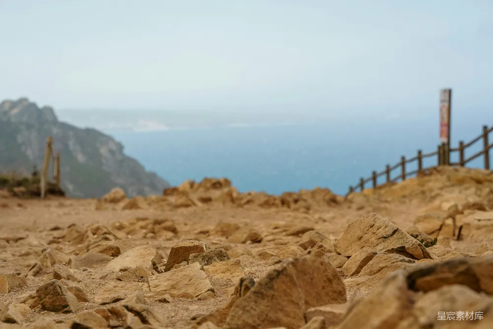 高清摄影 自然风光 徒步旅行 山地环境 户外探险 风景摄影 山巅的石道与远山