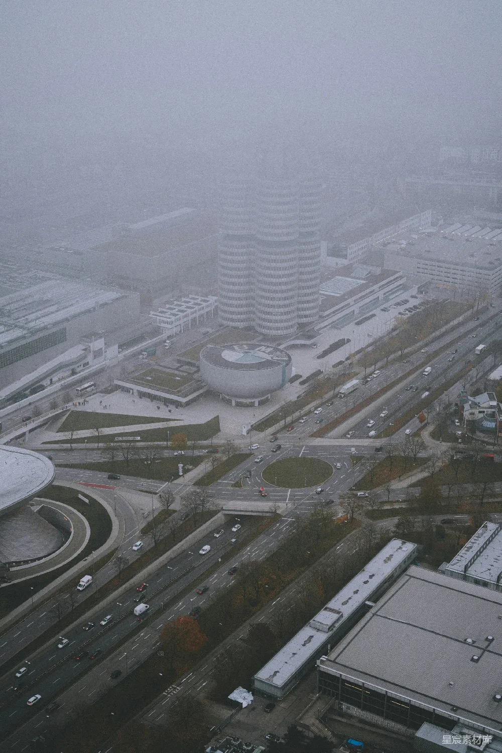 高清摄影 城市 航拍 雾 现代建筑 交通 雾中的城市航拍