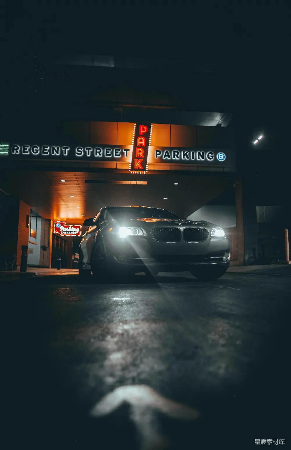 高清摄影 夜景 汽车 停车场 霓虹灯 城市 夜幕下的停车场