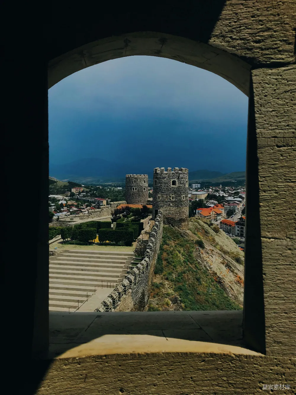 高清摄影 城堡 历史建筑 风景 建筑 旅游 透过拱门看城堡