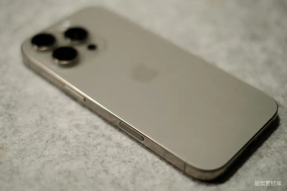 高清摄影 iPhone 手机 现代科技 高端设备 摄影设备 iPhone 15 Pro的背面特写