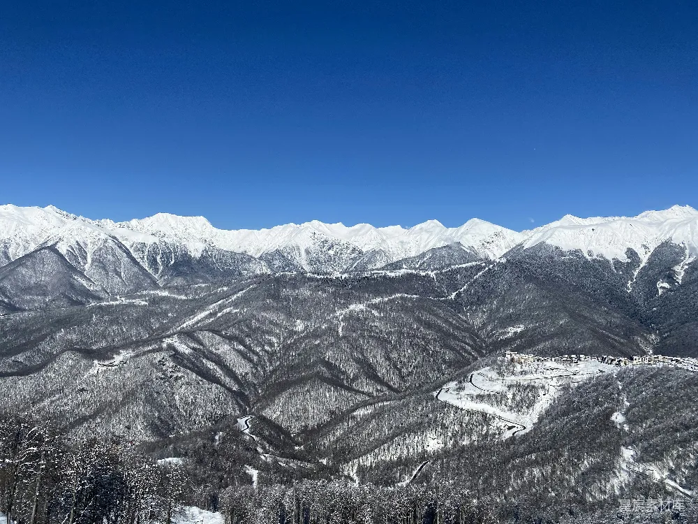 高清摄影 雪景 山脉 冬季 自然风光 户外 雪后的群山与蜿蜒公路