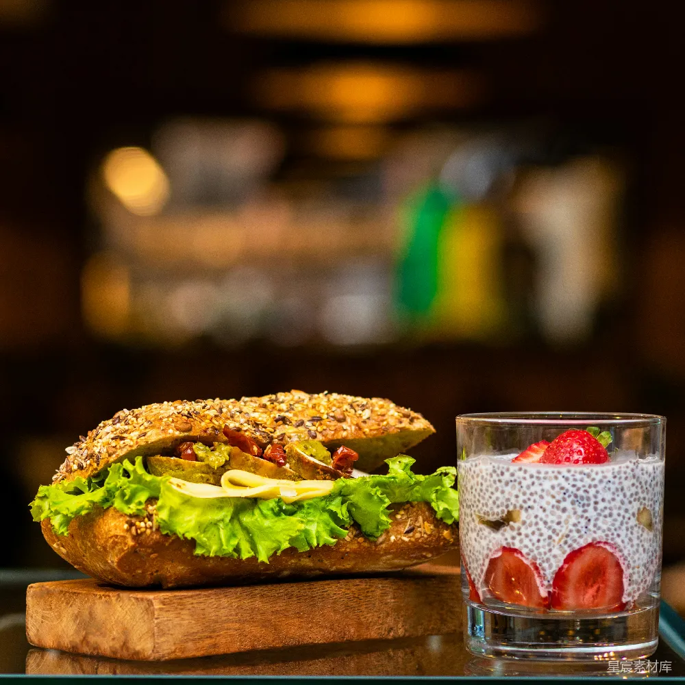 高清摄影 早餐 健康饮食 全麦三明治 奇亚籽 布丁 健康早餐：全麦三明治与奇亚籽布丁