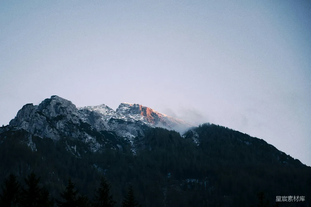 高清摄影 山峰 清晨 自然 风景 宁静 晨光中的雪山