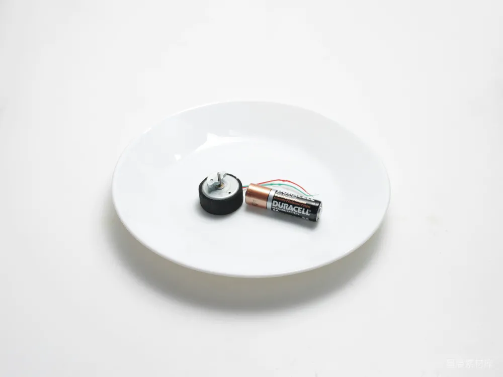 高清摄影 电池 电机 DIY 创意 科技 电池与电机的简单组合
