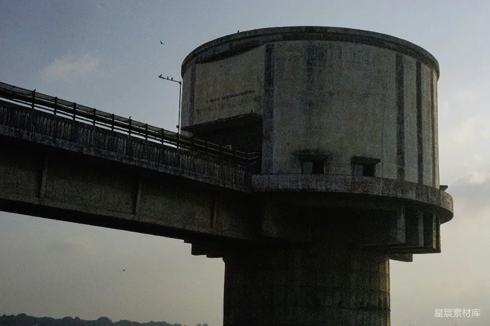 高清摄影 水塔 桥梁 工业建筑 城市景观 建筑美学 混凝土水塔与桥梁的静谧景象